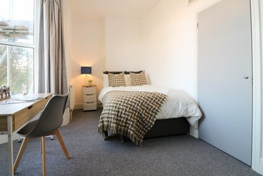 3 bed flat, Cheltenham Place, Mutley, Plymouth, PL47DZ - Image 2